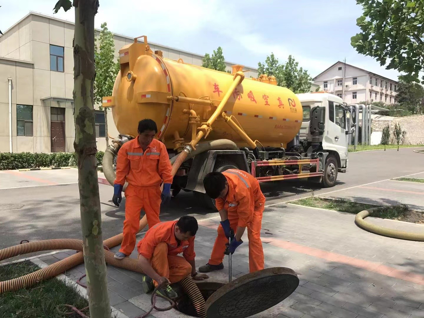 海棠湾镇管道疏通车停在窨井附近