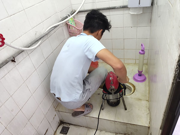 海棠湾镇管道堵塞冒臭气 专业师傅现场解决问题