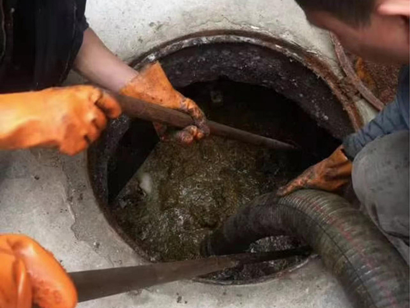 海棠湾镇清理化粪池时如何避免沼气的危害？